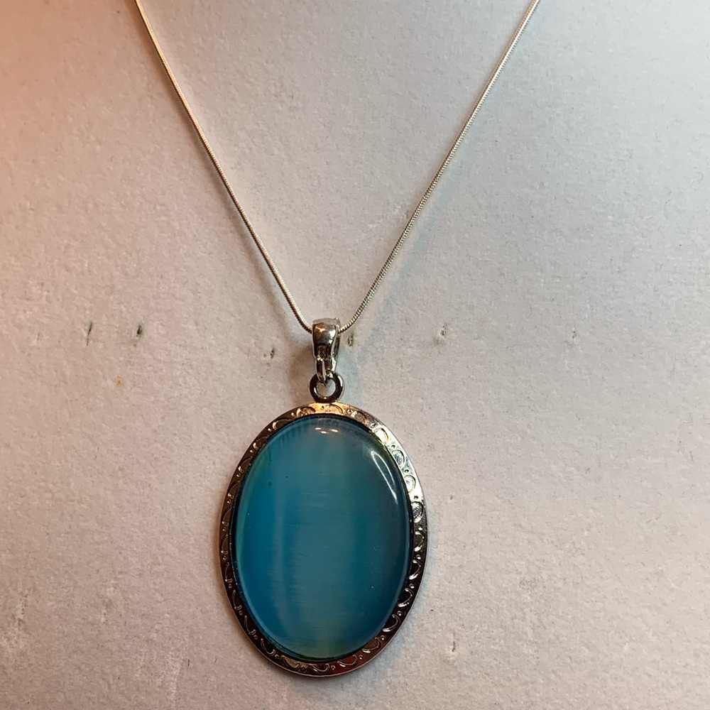 Blue crystal and silver pendant in a silver chain. - Picture 7 of 8